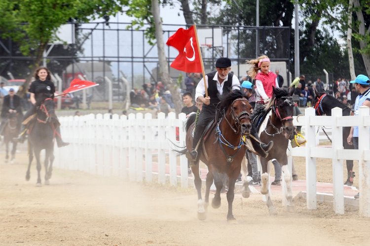 Bursa Osmangazi'de şahlanan rahvan atları nefes kesti -