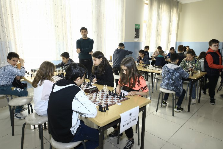 Bursa Yenişehir'de Yeşilay Satranç Turnuvası düzenlendi -