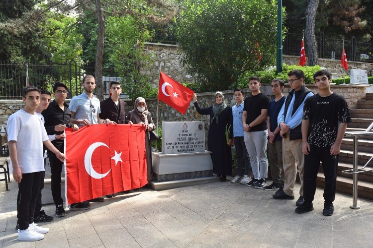 Bursa Yıldırım'da gençlerden şehitlere vefa -