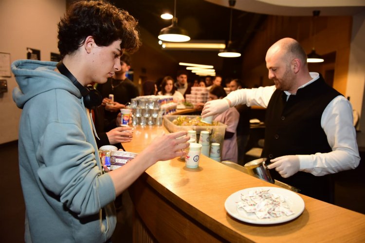 Bursa Yıldırım'da Uyumayan Kütüphane'de öğrencilere iftar ve sahur -