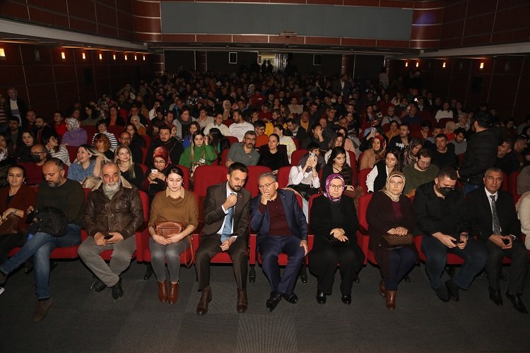 Büyükkılıç ailesinin tiyatro keyfi -