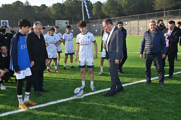 Büyükşehir’den üniversiteye futbol sahası -
