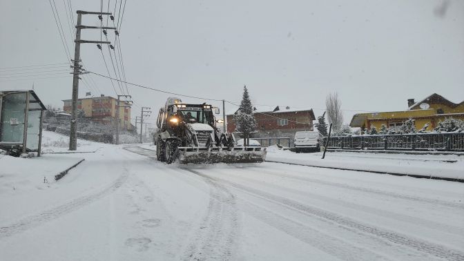 Çayırova’da karla mücadele aralıksız sürüyor