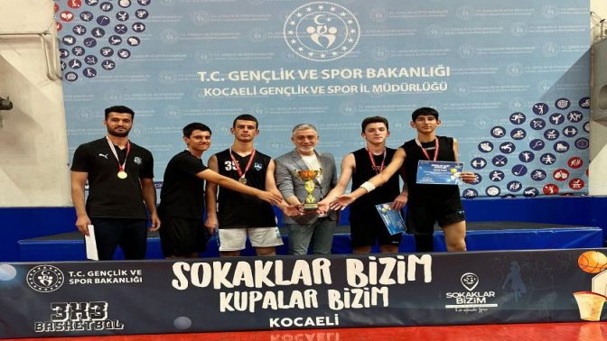 Çayırova’nın genç basketbolcuları il şampiyonu oldu