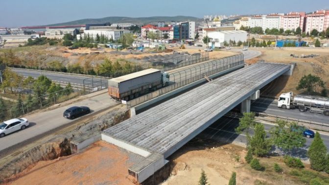 Çayırova Turgut Özal Köprüsü’nde kiriş montajı yapıldı
