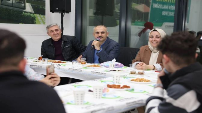 Çayırovada Başkan gençlerle çay sohbetinde