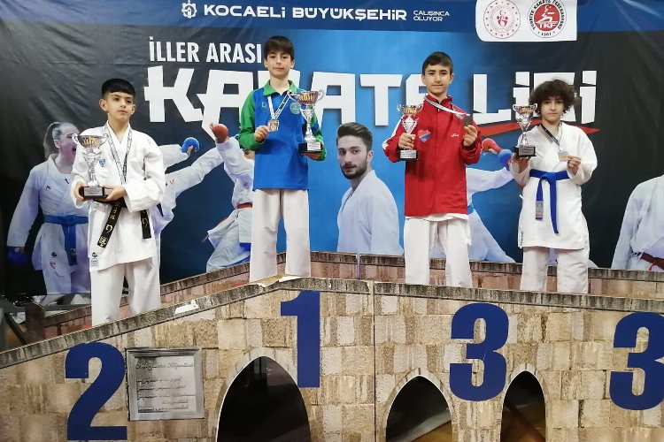 Çayırovalı karateciler kupa ve madalyaları sildi süpürdü -