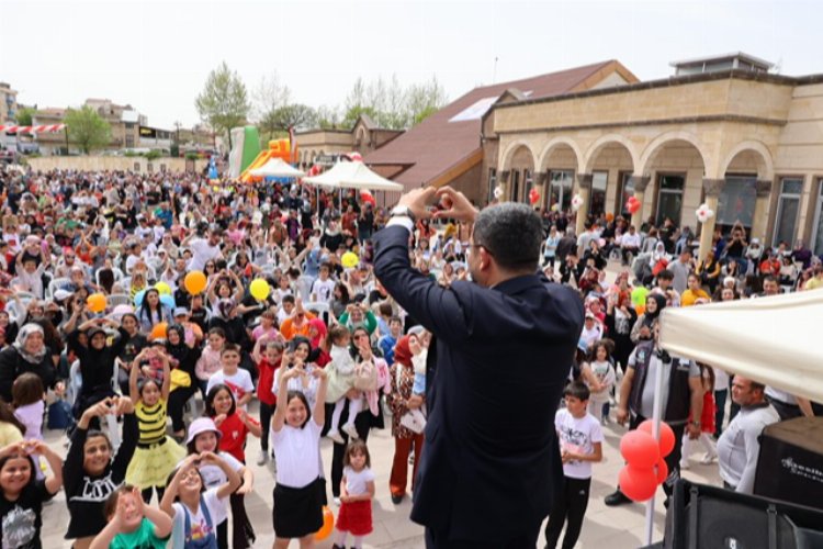 Çocuklar, 23 Nisan Çocuk Şenliği ile bayramı doyasıya yaşadı -