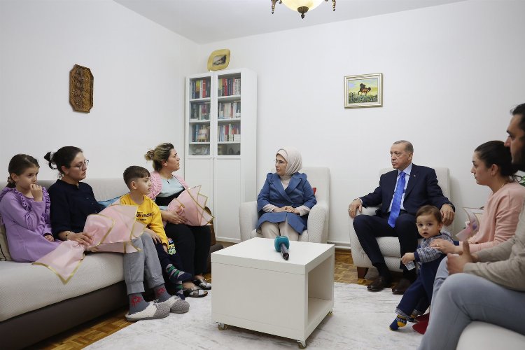 Cumhurbaşkanı Erdoğan’dan depremzede aileye ziyaret -