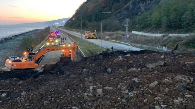 Dağ koptu yola indi! O yol çift yönlü ulaşıma kapandı!