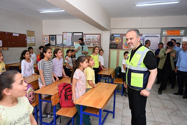 Depremzede çocuklara Bursa morali -