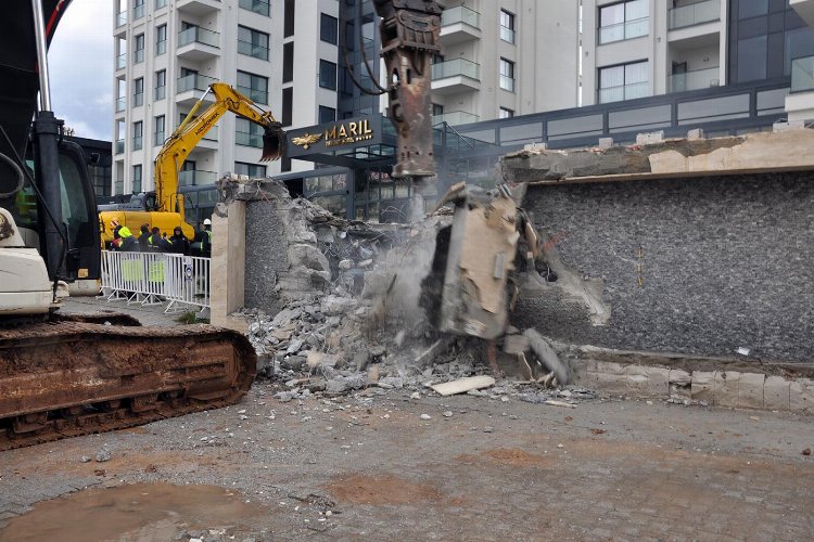 Didim'de ikiz kulelerin kaçak bölümleri yıkılmaya başlandı -