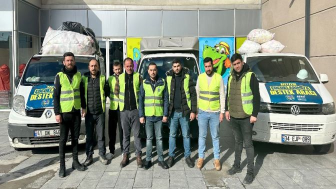 Dino Lino Fun Park Depremzede Çocukların yanında