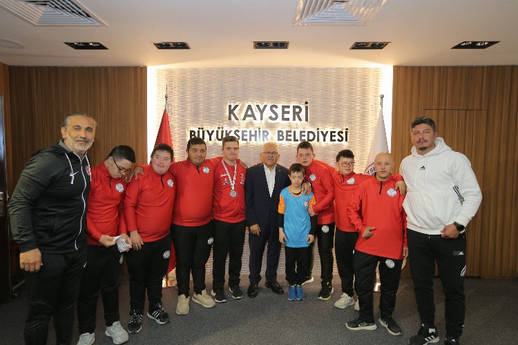 Down Futsal Takımı sporcularından Başkan Büyükkılıç’a sevgi gösterisi -
