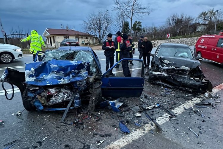 Düzce’de 2 otomobil çarpıştı: 1 ölü, 3 ağır yaralı -