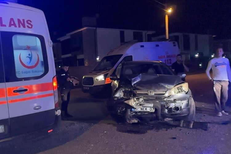 Düzce'de 2 otomobilin çarpıştığı kazada 4 kişi yaralandı  -