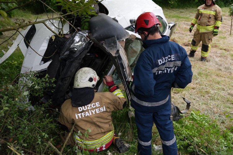 Düzce'de hakimiyeti kaybederek yoldan çıktı! 3 yaralı -