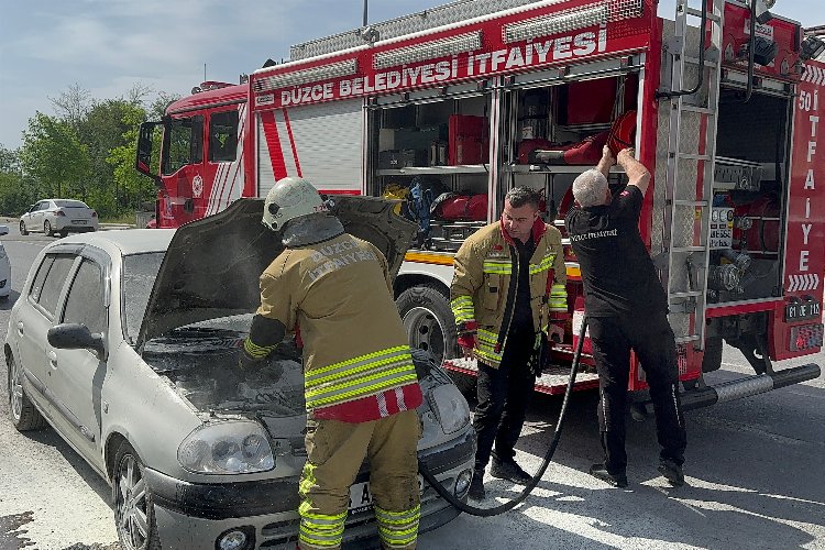 Düzce'de otomobil yangınına anında müdahale -