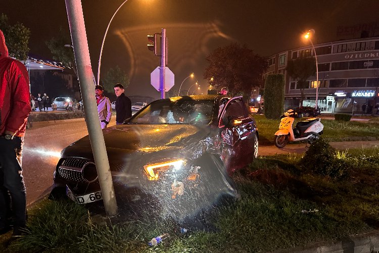 Düzce'de otomobille hafif ticari araç çarpıştı: 3 yaralı -