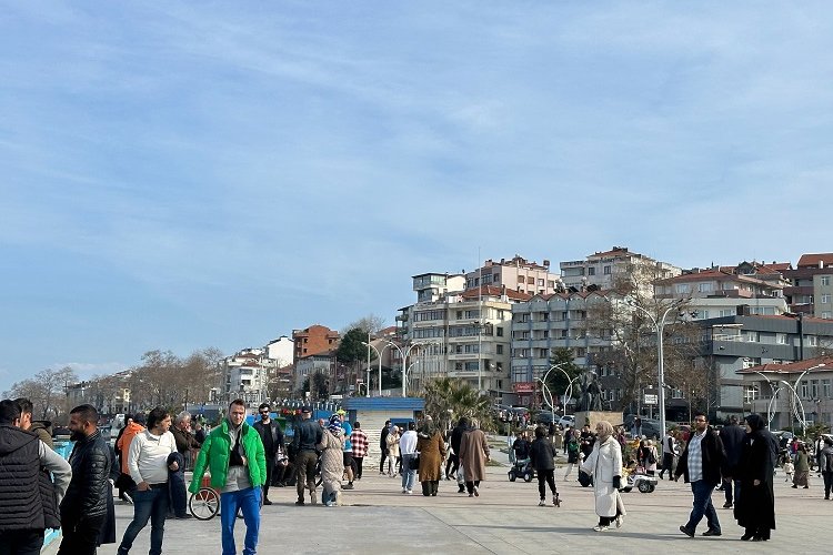 Düzce'de sıcak havayı fırsat bilen vatandaşlar sahile koştu -