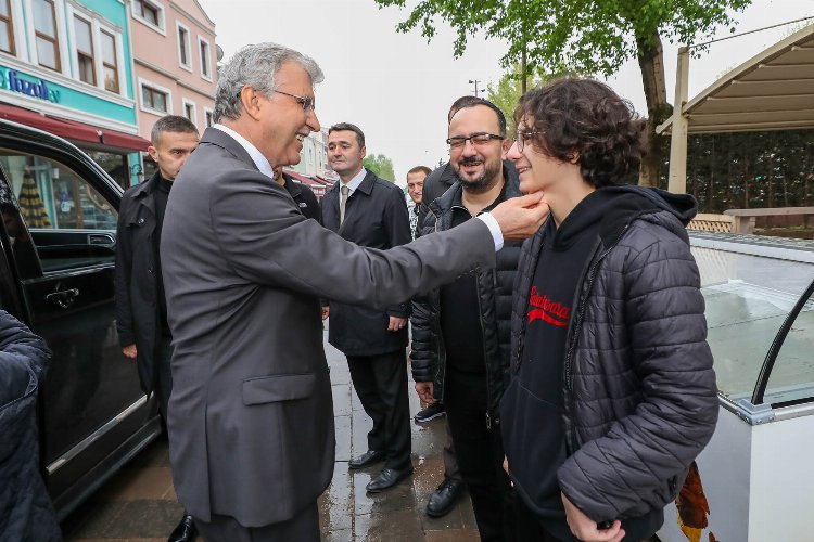 Ekrem Yüce Sakaryalılarla kucaklaştı -