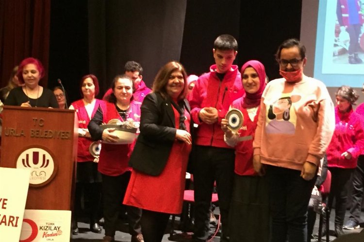 Engelsiz yürekler ve anneleri 8 Mart için sahnedeydi -