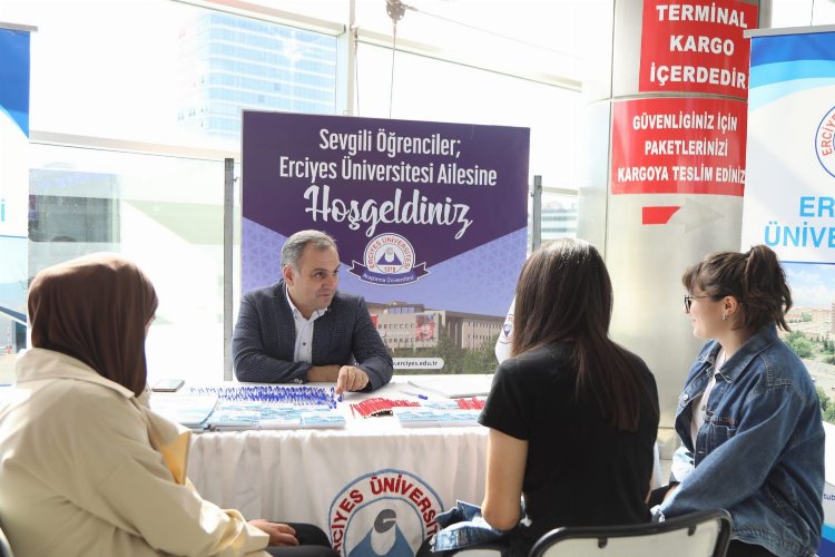 ERÜ'de yeni rektör yeni öğrencileri karşıladı -