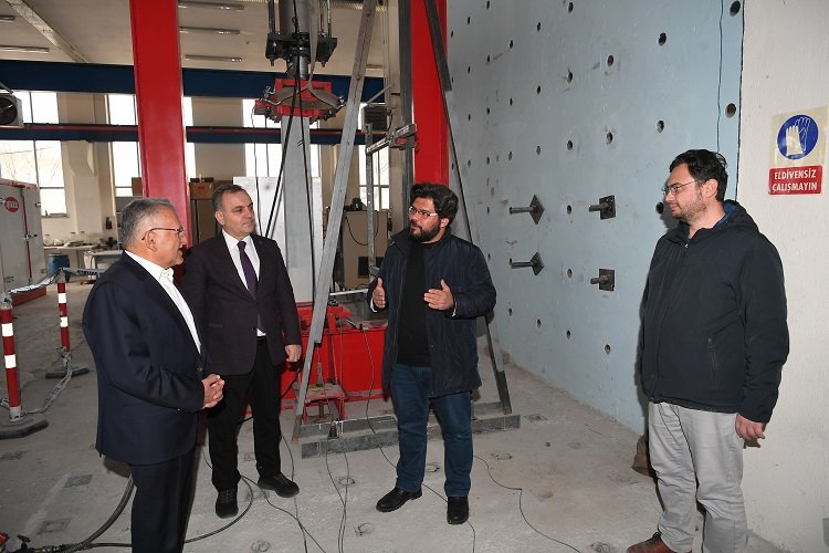 ERÜ Deprem Laboratuvarı'na Büyükkılıç'tan tam not -