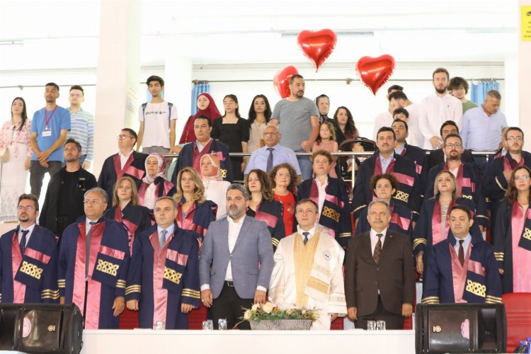 ERÜ Mühendislik Fakültesi'nde mezuniyet sevinci -