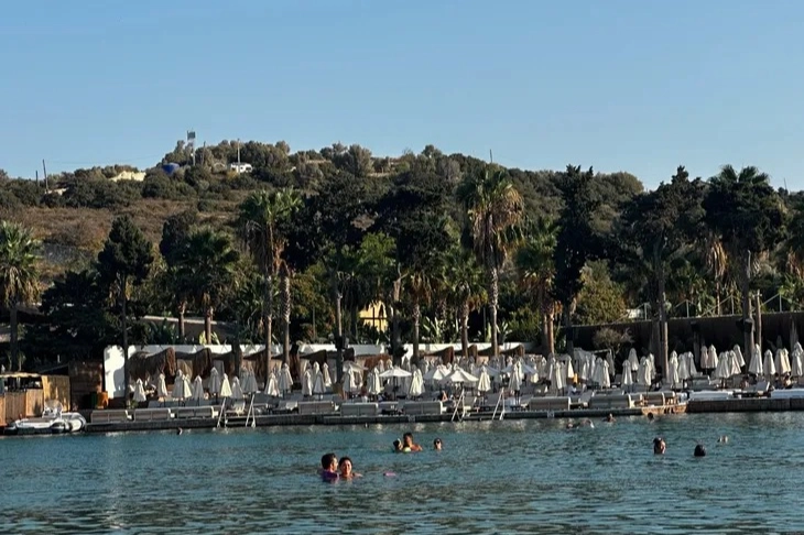 Eylül ayı geldi Çeşme beachleri boş kaldı! -