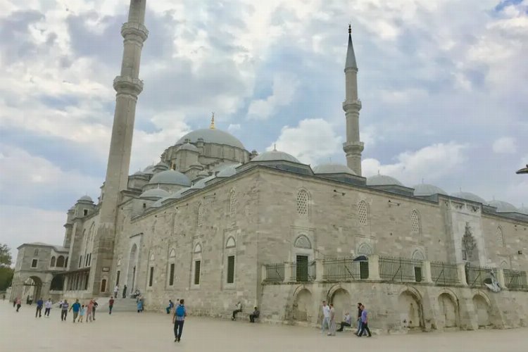 Fatih Camii'nde provokatif saldırı! -