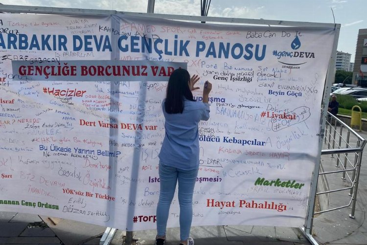 Gençler taleplerini DEVA panolarına yazdı -