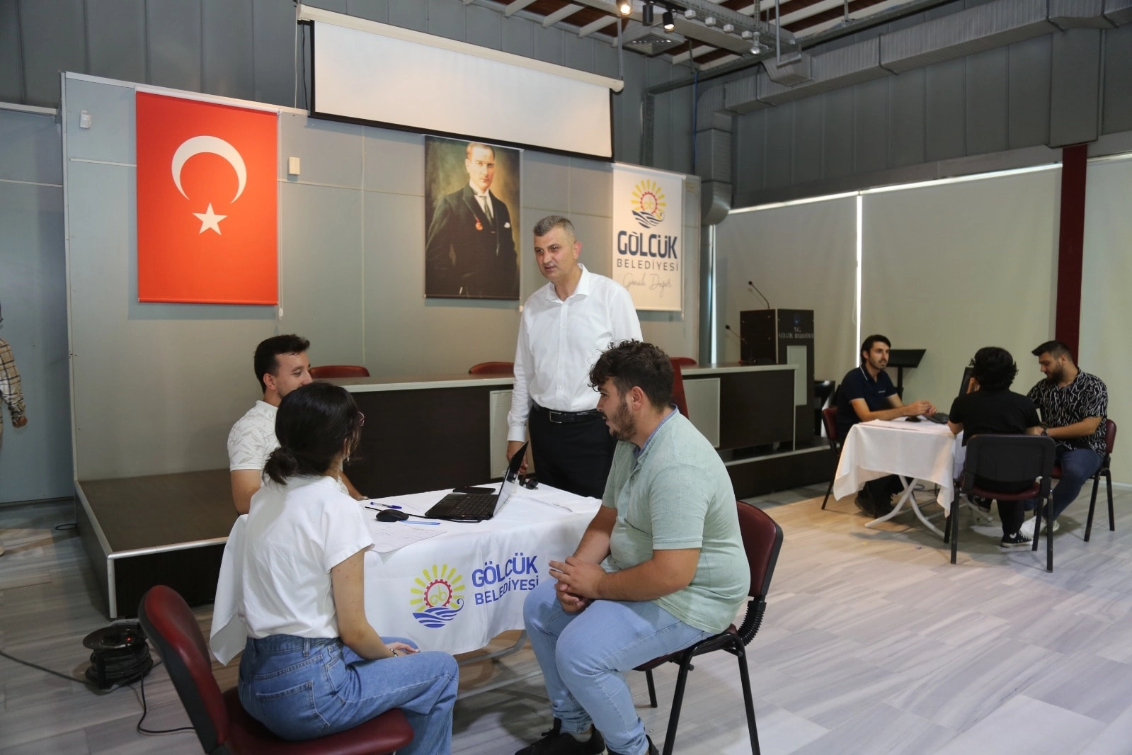 Gölcük Belediyesi üniversite tercihleri için öğrencilerin yanında -