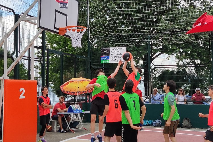 Gölcük'te sıra sokak basketbolunda -