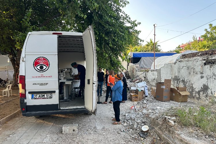 Gönüllü göz hekimlerinden afetzedelere mobil muayene -