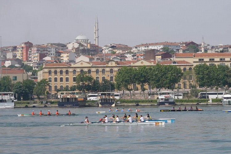 Haliç’te kürekler başarı için çekiliyor -