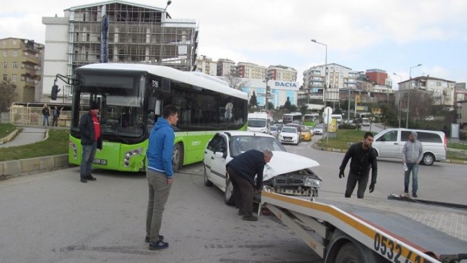 HALK OTOBÜSÜ OTOMOBİLLE ÇARPIŞTI