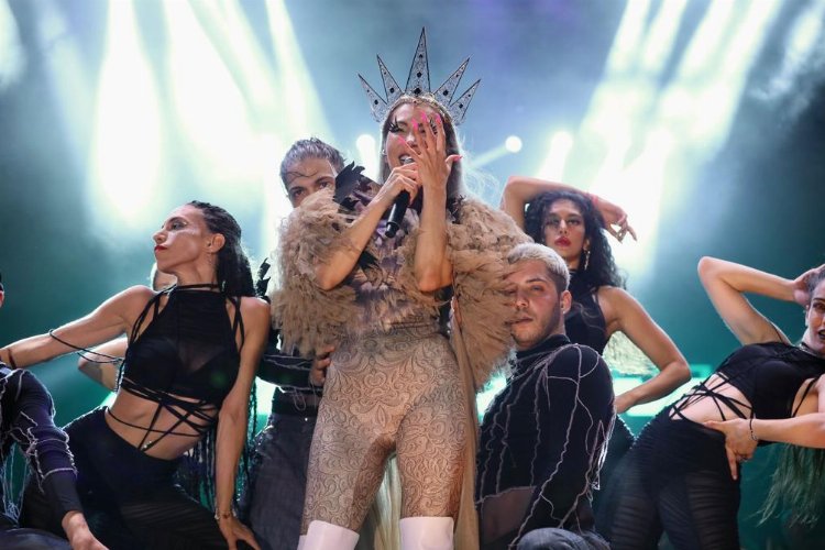 Hande Yener'den İzmir Aliağa'da muhteşem performans -