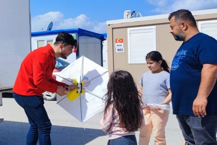 Hatay'da çocuklarla gökyüzünü renklendirdi -