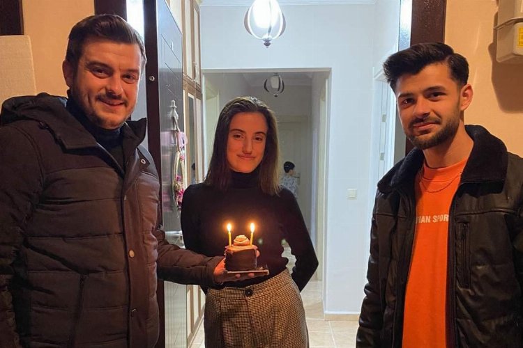 İlk kez oy kullanacak gençlere Bursa Yenişehir'de süpriz kutlama -