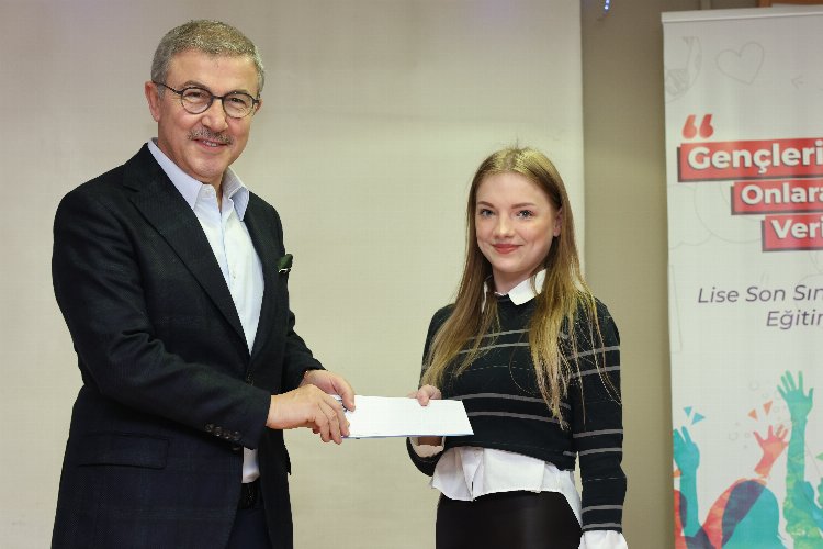 İstanbul Eyüpsultan'da liselilere 750 TL eğitim desteği -