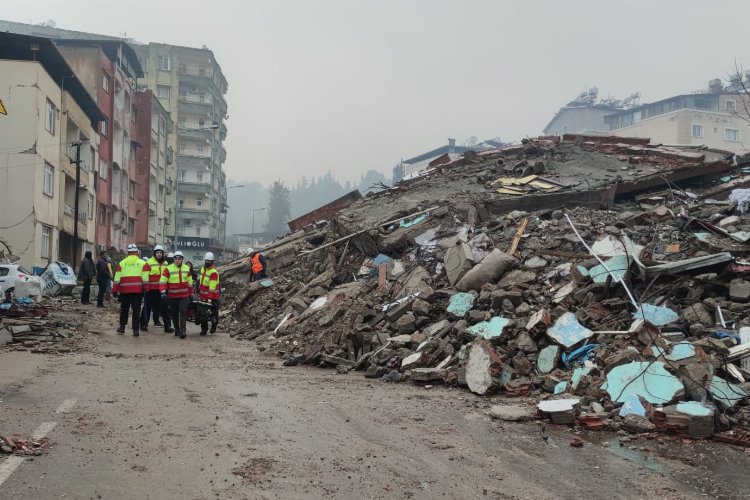 İZBAK afetzedelere yardım için deprem bölgesinde -