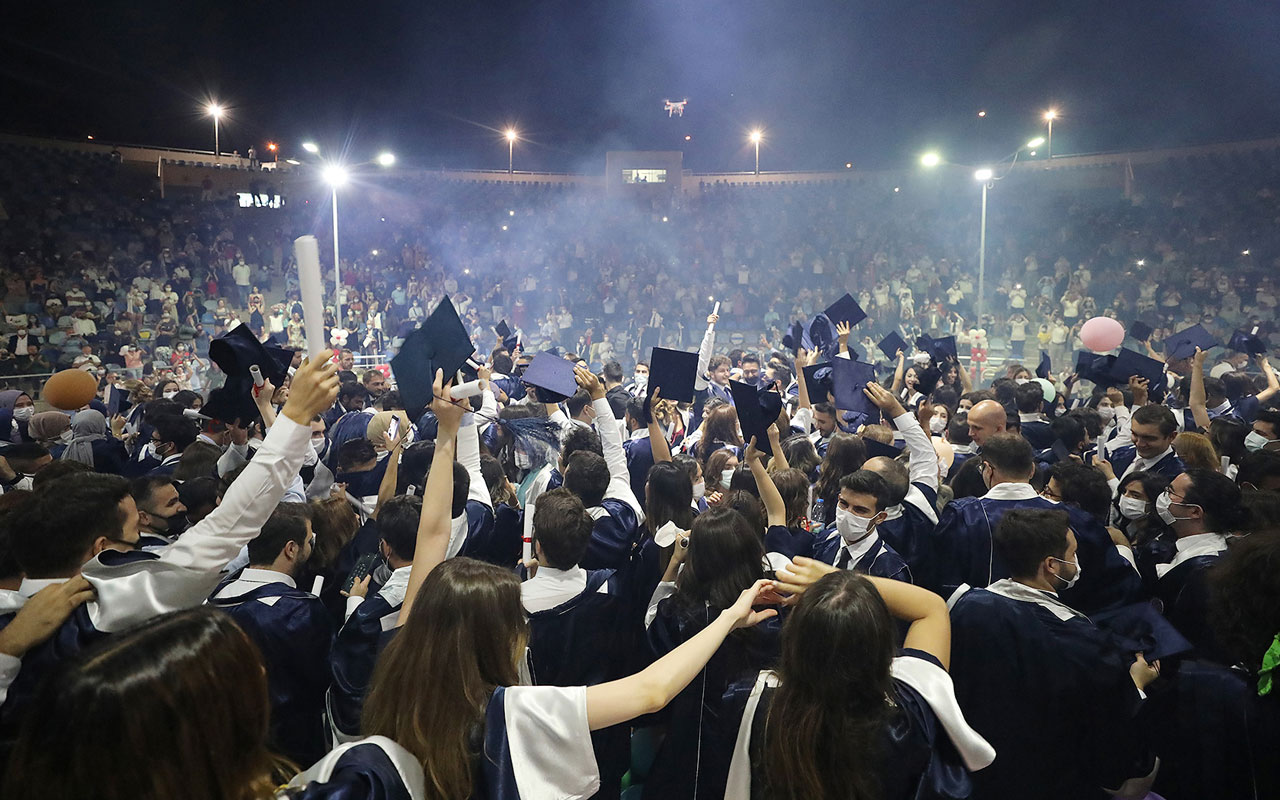 İzmir 9 Eylül’de mezuniyet sevinci