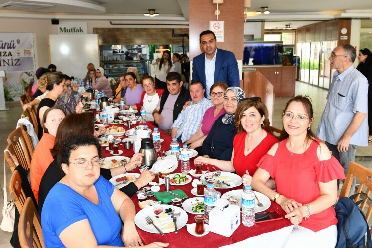 İzmir Çiğli'de Başkan Yıldız engelli anneleriyle buluştu -