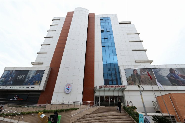 İzmir Çiğli depremzedelere kapılarını açtı -