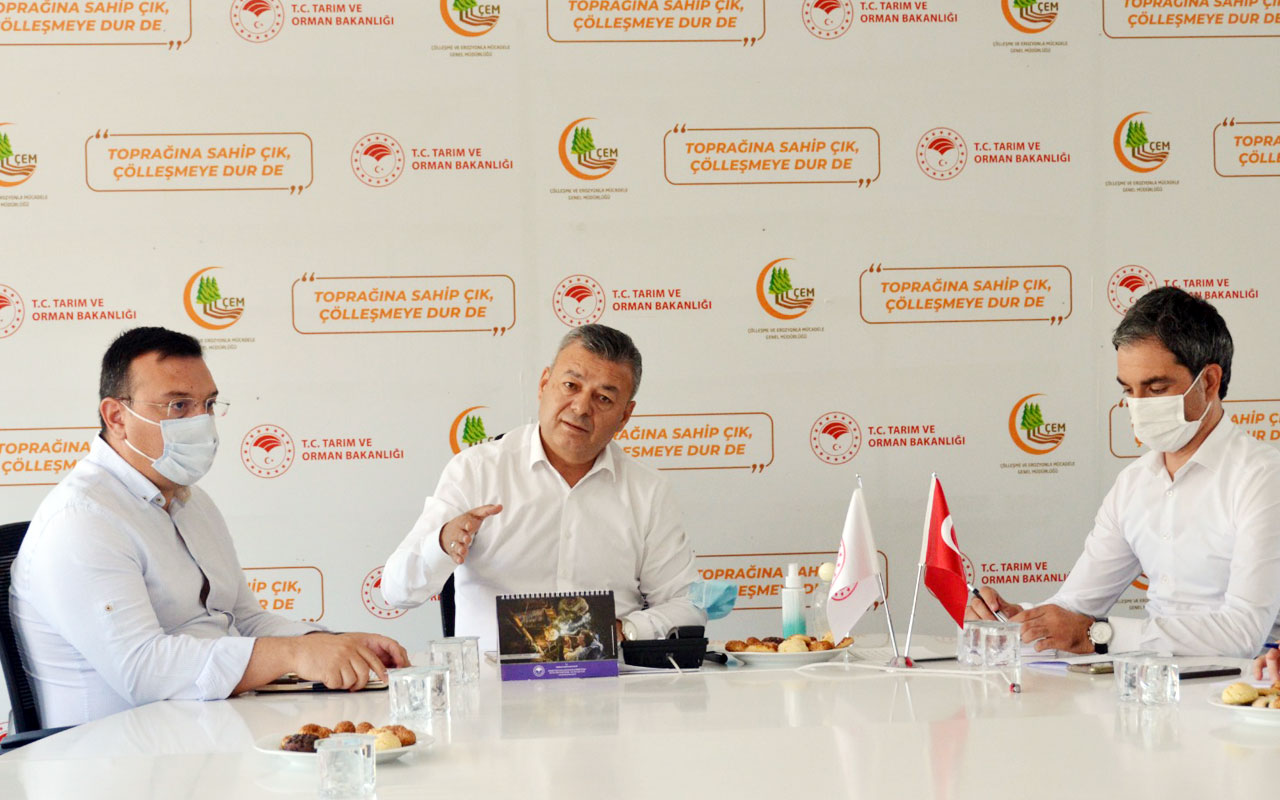 İzmir’de salçalık domates üreticileriyle istişare edildi
