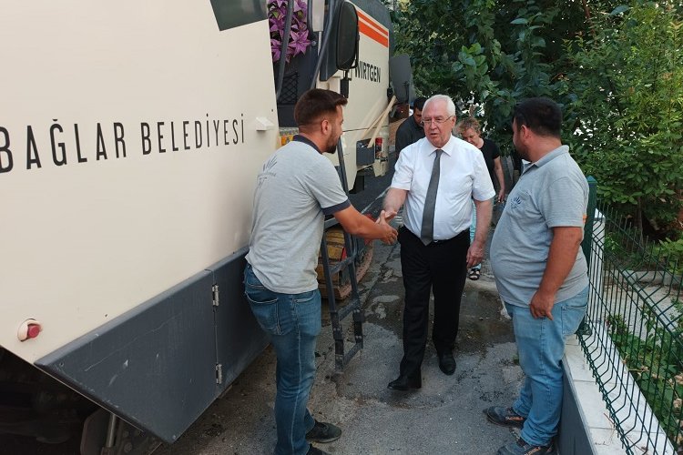 İzmir Karabağlar'da asfalt çalışmaları hız kesmedi -