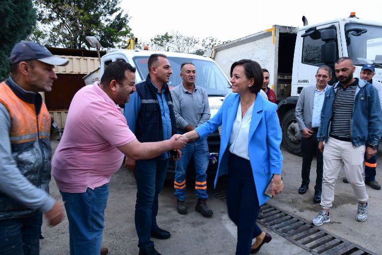 İzmir Karabağlar'da mesaiye 'Temizlik'te başladı -