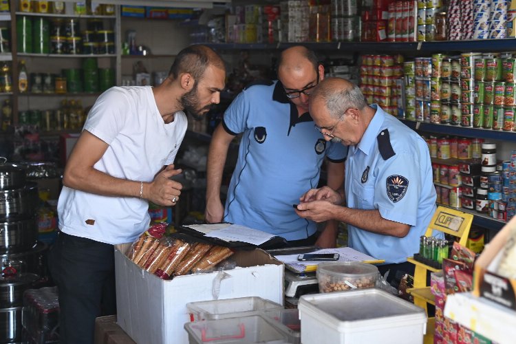 İzmir Karabağlar Zabıtası'ndan işyerlerine kapsamlı denetim -