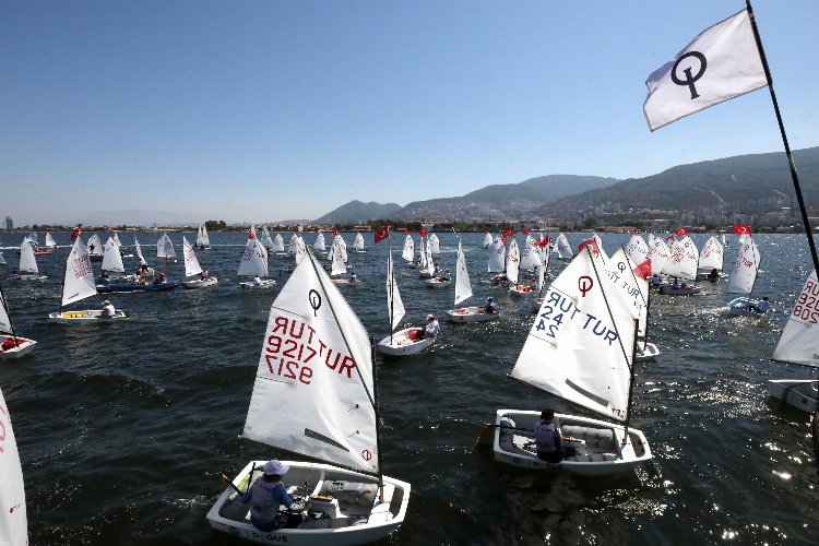 İzmir Körfezi'nde 'Kurtuluş'a yelken açtılar -